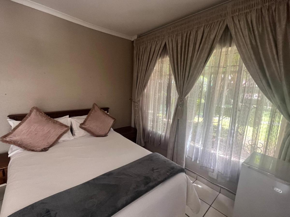 Toro Guest House Rustenburg Ngoại thất bức ảnh