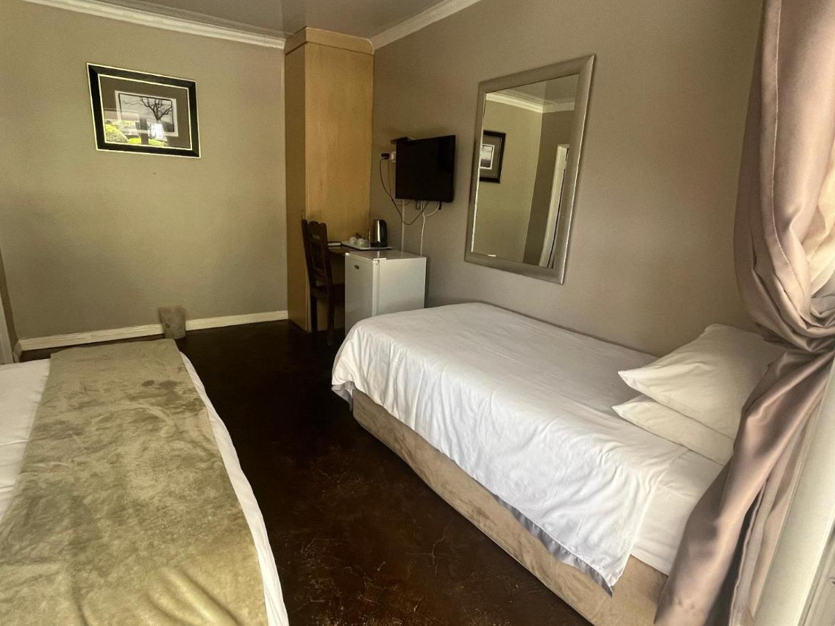 Toro Guest House Rustenburg Ngoại thất bức ảnh