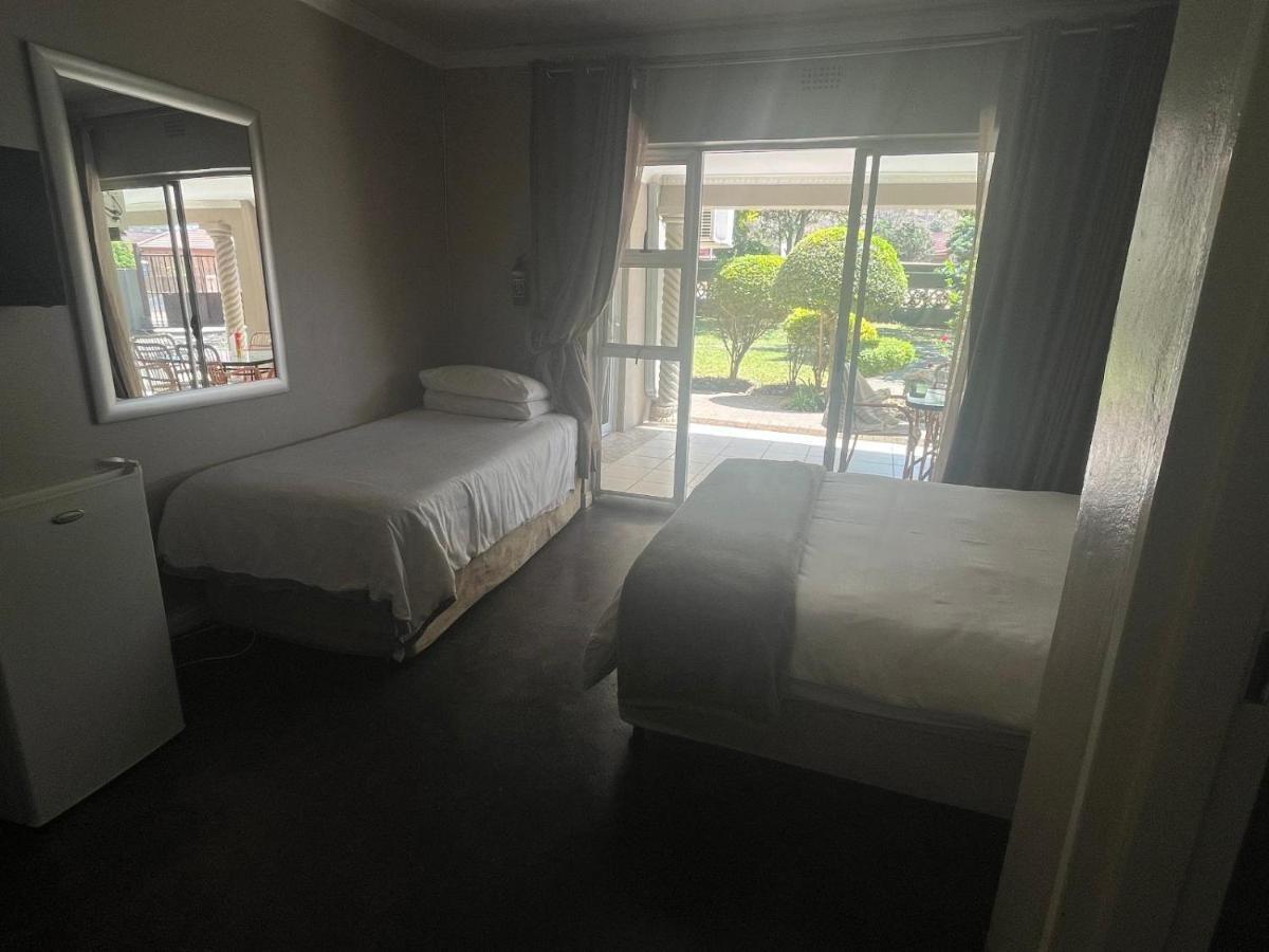 Toro Guest House Rustenburg Ngoại thất bức ảnh