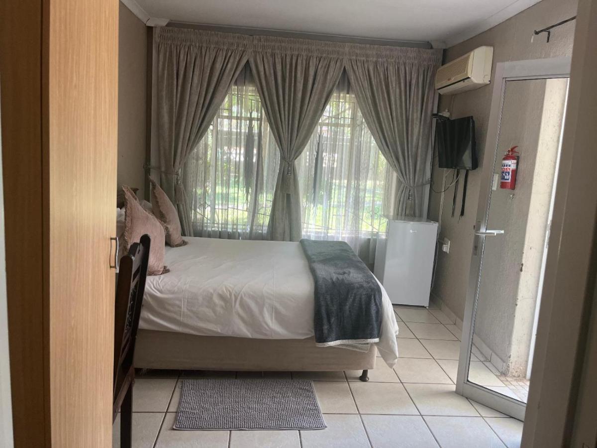 Toro Guest House Rustenburg Ngoại thất bức ảnh